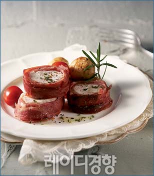 베이컨을 말아 구운 닭 가슴살 허브구이