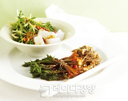 돌나물 청포묵 간장무침,두릅 고추장무침,씀바귀 견과류 된장무침