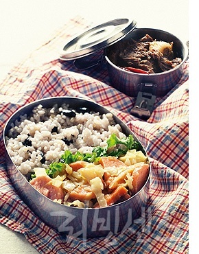 콩밥 + 쇠고기장조림+소시지 양배추 볶음