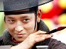 익살스러운 표정<br>